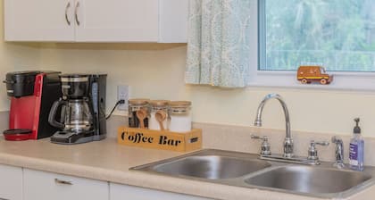 Bartow Oaks Oasis - Close to Downtown - Sleeps 7!