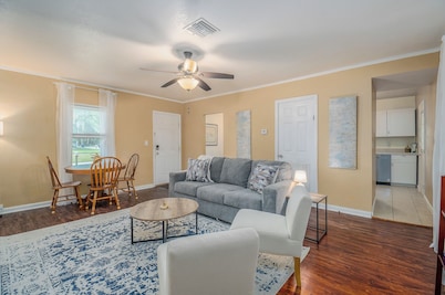 Bartow Oaks Oasis - Close to Downtown - Sleeps 7!