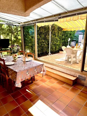 Dining - 2 Pièces rez de Jardin Proche mer (Fréjus)