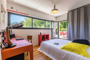 4 slaapkamers, een strijkplank/strijkijzer, wifi, beddengoed