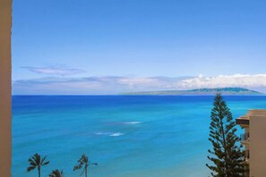 Plage, chaises longues, serviettes de plage