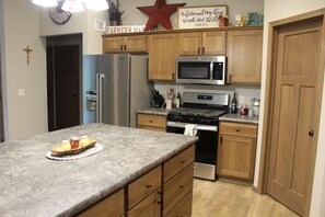 Fridge, microwave, oven, stovetop - New West Battle Lake Home, perfect for large gatherings, reunions, and retreats! (Clitherall)