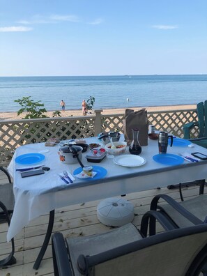 Outdoor dining - Long term rental on the lake front (Sarnia)