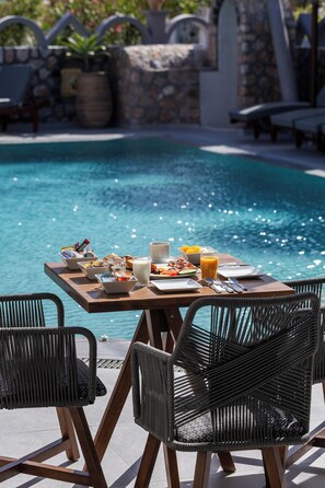 Free daily buffet breakfast - Polydefkis Hotel (Santorini)