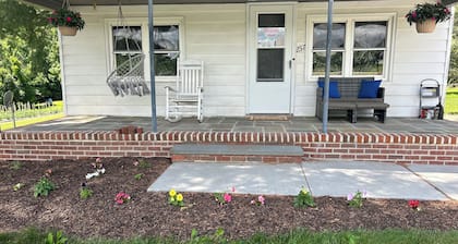 Cozy and Clean Farmhouse in Mountains near Gettysburg. No extra cleaning fees!