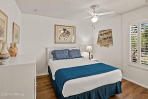 3 soverom, skrivebord, strykejern/-brett og reiseseng for barn