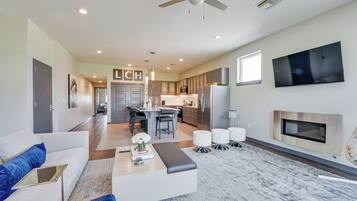 Televisión y chimenea