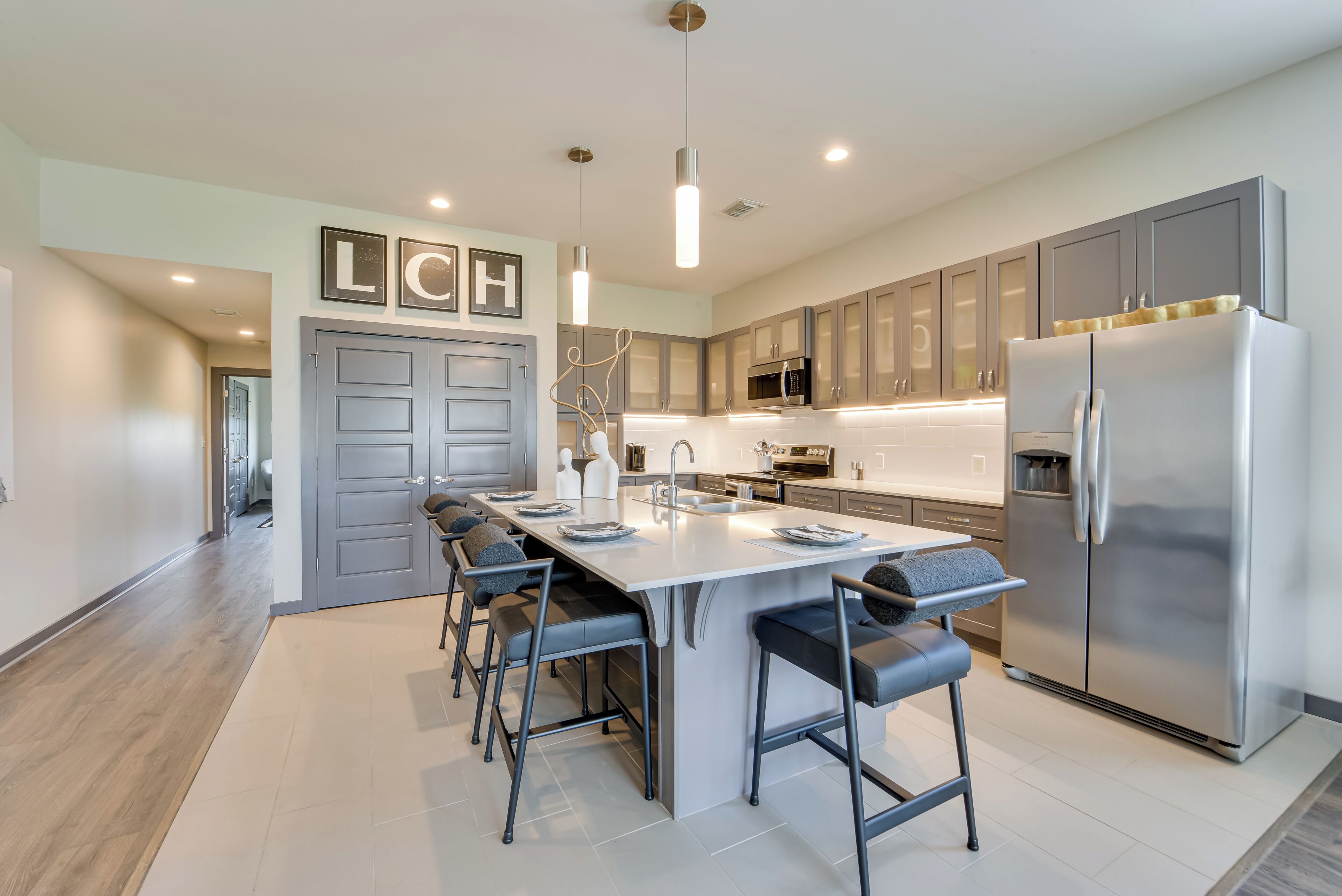 Microwave, dishwasher, coffee/tea maker, cookware/dishes/utensils