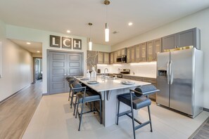 電子レンジ、食器洗い機、コーヒー / ティーメーカー、調理器具と食器