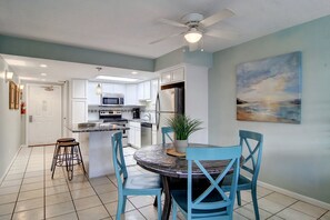 Kylskåp, mikrovågsugn, ugn och spishäll