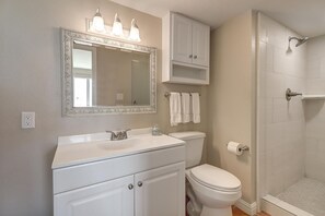Shower, hair dryer, towels - Gulfstream Condos Unit 115 | Gulf Front View | Beachfront Patio (Corpus Christi)