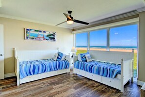 2 bedrooms, iron/ironing board, travel cot, free WiFi - Gulfstream Condos Unit 116 | Beachfront Patio | Pool & Hot Tub (Corpus Christi)