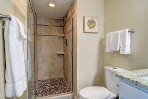 Shower, hair dryer, towels - Gulfstream Condos Unit 116 | Beachfront Patio | Pool & Hot Tub (Corpus Christi)