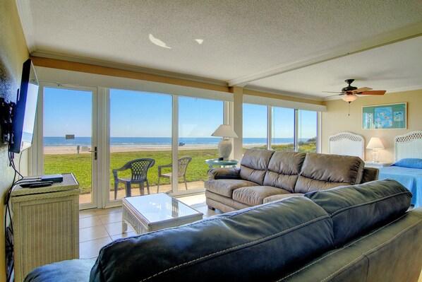 Smart TV, books - Gulfstream Condos Unit 117 | Pool & Hot Tub | Beachfront Patio (Corpus Christi)