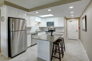 Kylskåp, mikrovågsugn, ugn och spishäll