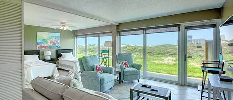 2 habitaciones, tabla de planchar con plancha y cuna de viaje