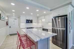 Fridge, microwave, oven, stovetop - Gulfstream Condos Unit 207 | Balcony with Gulf Front Views | Pool & Hot Tub (Corpus Christi)