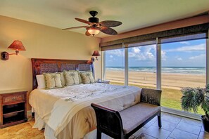 2 bedrooms, iron/ironing board, travel crib, free WiFi - Gulfstream Condos Unit 208 | Pool & Hot Tub | Private Balcony, Panoramic View (Corpus Christi)