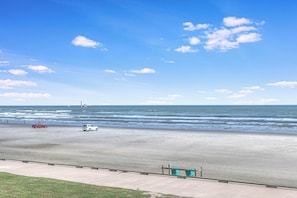 På stranden