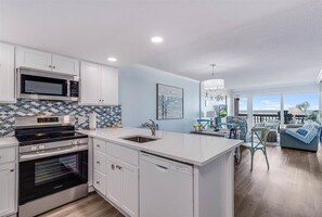 Frigorifero, microonde, forno, piano cottura