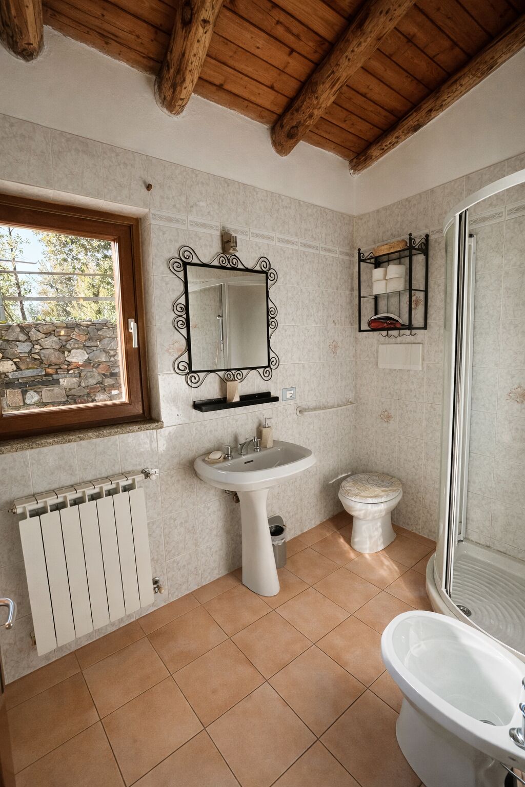 Douche, sèche-cheveux, bidet, serviettes fournies