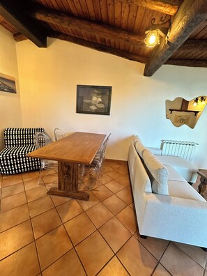 Una televisión, una chimenea