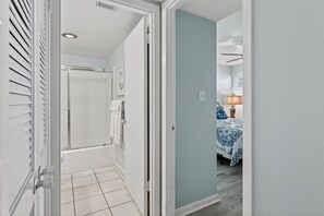 2 bedrooms, iron/ironing board, travel cot, free WiFi - Gulfstream Condos Unit 215 | Beachfront Balcony | Pool & Hot Tub (Corpus Christi)
