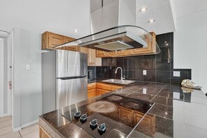 Refrigerador, microondas, horno y parrilla de estufa 