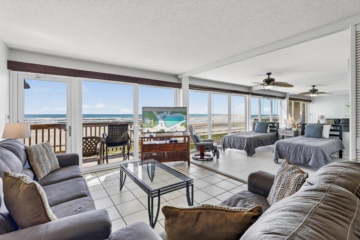 Televisor intel·ligent i llibres 