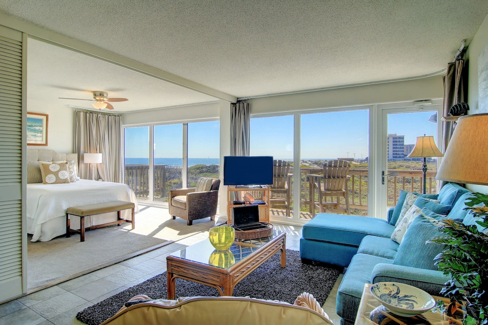 Picture of Ultimate Luxury on The Water! Heated Pool and Hot Tub!