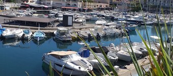 2 Bedroom Private vacation home in Sausset-les-Pins