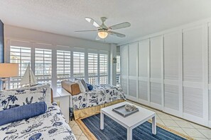 2 habitaciones, tabla de planchar con plancha y cuna de viaje