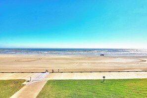 On the beach - Gulfstream Condos Unit 312 | Balcony with Beach Front Views, Pool & Hot Tub (Corpus Christi)