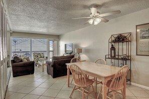 Smart TV, books - Gulfstream Condos Unit 402 | Private Balcony | Pool, Hot Tub & BBQ (Corpus Christi)