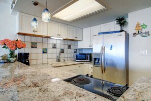 冷蔵庫、電子レンジ、オーブン、コンロ