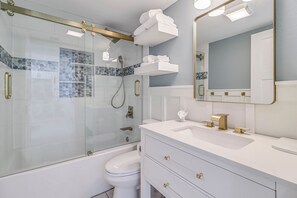 Dusj, hårføner og håndklær