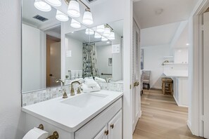 Shower, hair dryer, towels - Gulfstream Corner Unit 418 | Wraparound Beachfront Balcony | Pool, Hot Tub (Corpus Christi)
