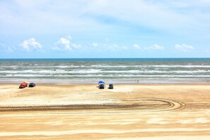 On the beach - GSC Unit 512 | Pickleball, Pool, Hot Tub & BBQ | Beachfront View (Corpus Christi)