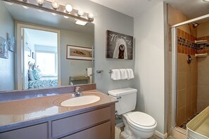 Dusch, hårtork och handdukar