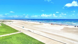 A wide beach with a clear sky and ocean. - Gulfstream Condos Unit 516 | Gulf-Front Balcony | Pool & Hot Tub (Corpus Christi)