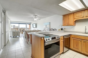 Fridge, microwave, oven, stovetop - Gulfstream Condos Unit 520| Gulf-View Balcony | Heated Pool, Hot Tub (Corpus Christi)