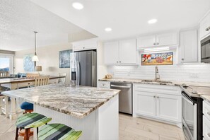 Fridge, microwave, oven, stovetop - Gulfstream Condos Unit 522 | Gulf-View Balcony | Heated Pool, Hot Tub (Corpus Christi)