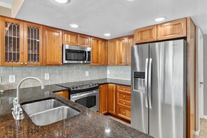 ثلاجة، ميكروويف، فرن، موقد طهي مسطح