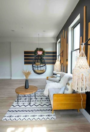 Interior - PRIME OTR, Steps to TQL, Findlay Market, & Light Rail, Lux King Bed, 55in TV (Cincinnati)
