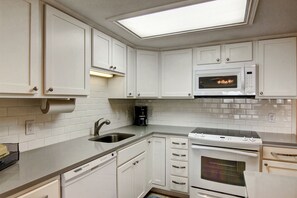 Fridge, microwave, oven, stovetop - Gulfstream Condos Unit 622 | Pool & Hot Tub | Balcony, Amazing Gulf Views (Corpus Christi)