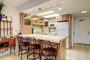 Kylskåp, mikrovågsugn, ugn och spishäll