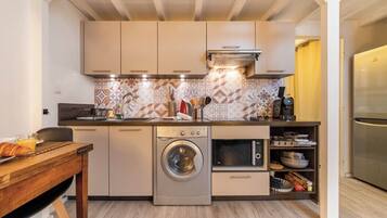 Fridge, microwave, oven, coffee/tea maker