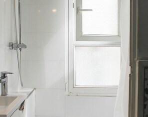 Shower, towels - Charming T2 near Montmartre (Paris)
