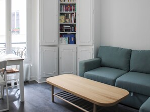 TV - Charming T2 near Montmartre (Paris)