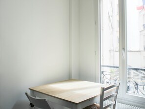 Dining - Charming T2 near Montmartre (Paris)
